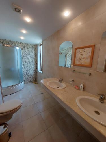 比亚拉Fantastic Sea View Sun village Byala的浴室设有2个水槽和2面镜子