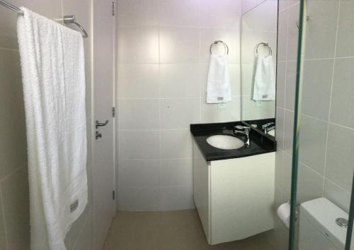 库里提巴609-Apartamento Decorado Encantador, mobiliado, amplo com 1 vaga de garagem, excelente localização no Rebouças的白色的浴室设有水槽和淋浴。