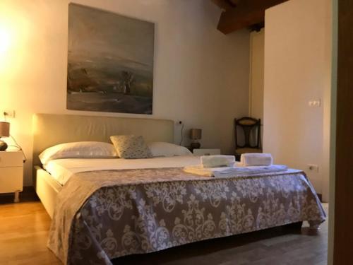 佛罗伦萨La Toscanella di Firenze的一间卧室配有一张壁画床