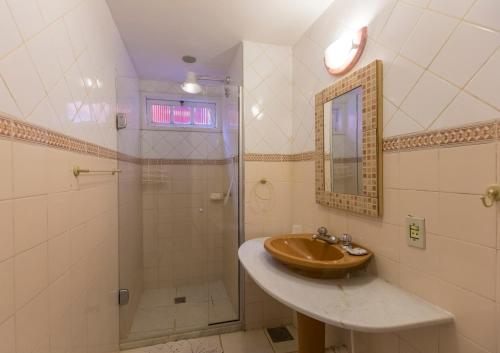 布希奥斯尼斯之家酒店的一间带水槽和淋浴的浴室