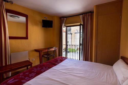 阿维拉阿卡萨之门旅馆及餐厅的酒店客房设有床和窗户。