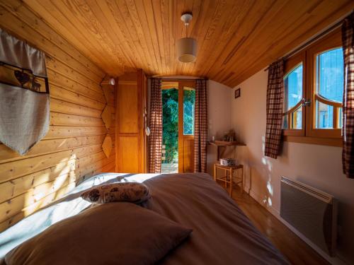 凯泽贝尔拉魏斯勒斯钱姆布利斯酒店的木制客房内的一间卧室,配有一张床
