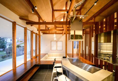 淡路Wellis Villa HANARE的大房间设有木制天花板和桌椅