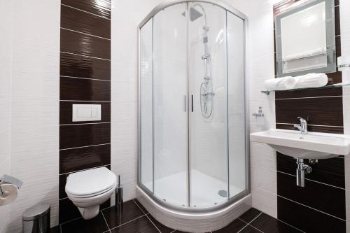 兹诺伊莫MP hotel的带淋浴、卫生间和盥洗盆的浴室