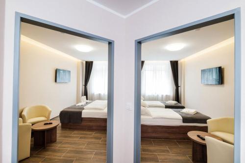 兹诺伊莫MP hotel的酒店客房,配有床和镜子