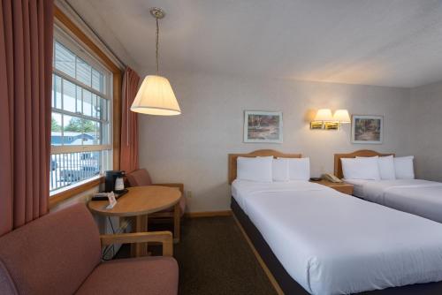 乔治湖美洲最佳价值套房汽车旅馆客房内的一张或多张床位
