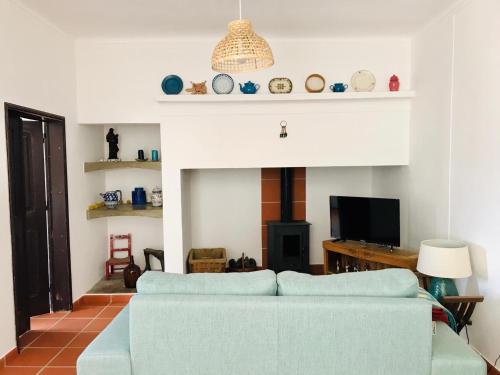 CampinhoCasa Campinho的客厅设有蓝色的沙发和壁炉