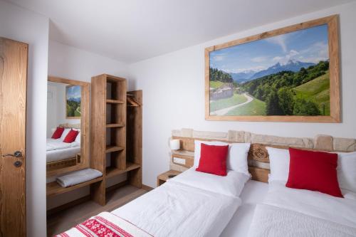 Alpenvilla Berchtesgaden Appartements客房内的一张或多张床位