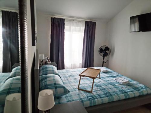 奥帕提亚Apartment Julija的一间卧室配有一张桌子和一张床铺