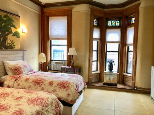 纽约Northern Lights Mansion的一间卧室设有两张床和窗户。