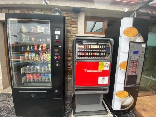 马尔皮卡Hotel Rural Finca Aldeola的饮料冷却器旁边的苏打水自动售货机