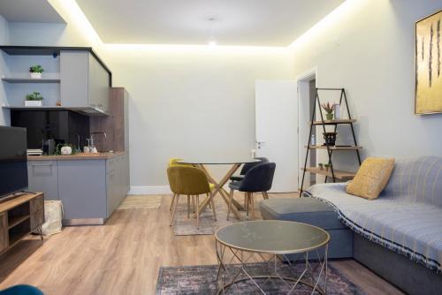 约阿尼纳CityScape Luxury Apartments的客厅配有沙发和桌子
