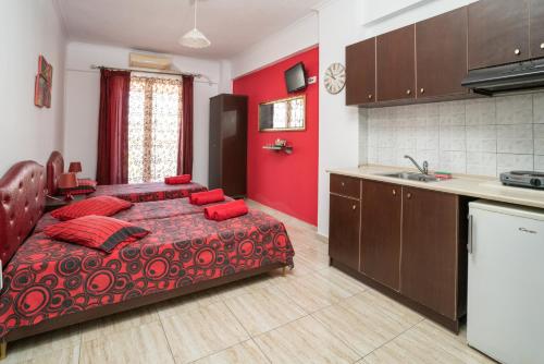 奥林匹亚基·阿克蒂Villa Irida Sun的红色卧室设有床铺和厨房