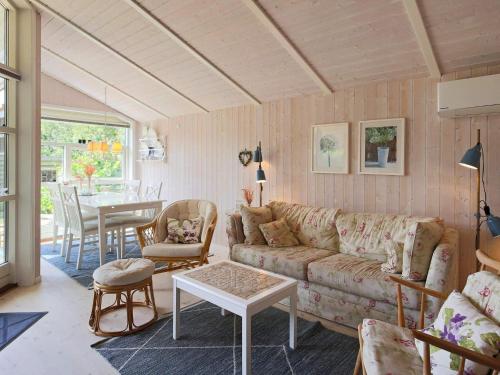 Føllenslev4 person holiday home in F llenslev的客厅配有沙发和桌子