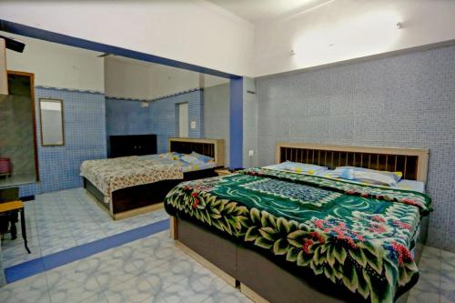 德拉敦The Trekkers Hostel - Dehradun的一间卧室,配有两张床