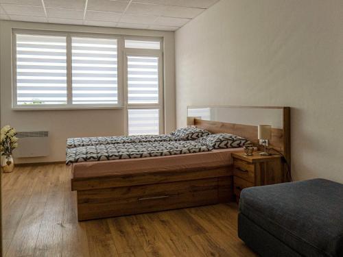 卡鲁扎Apartmany Motocentrum的一间卧室设有两张床和窗户。