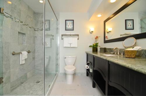 圣地亚哥德尔马贝斯韦斯特尊贵酒店的一间带卫生间和玻璃淋浴间的浴室