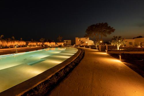 卡拉达沃Eques Petit Resort的一个夜晚有灯光的空游泳池