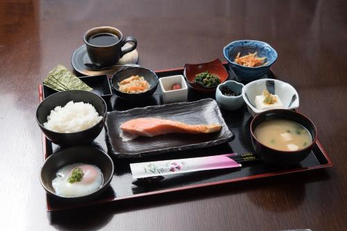 京都岚山酒店的饭碗食物托盘
