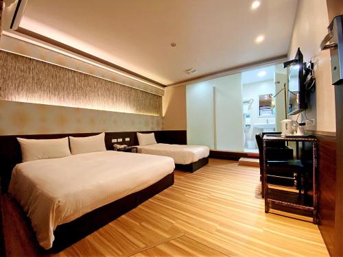 台北陆号行旅西门馆的酒店客房设有两张床和电视。