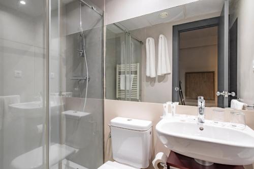 安道尔城埃克普利斯玛酒店的浴室配有卫生间、盥洗盆和淋浴。