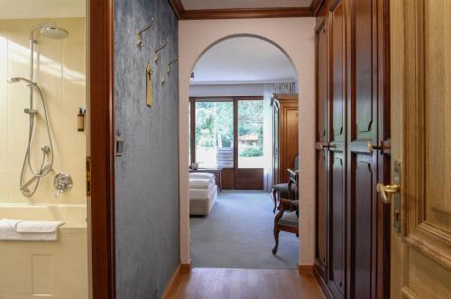 若特阿赫-埃根Adolphine Garden的走廊设有带淋浴和浴缸的浴室