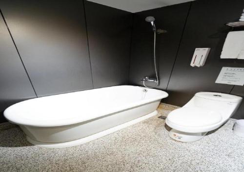 台北沃客商旅 - 三重馆的一间带卫生间和浴缸的浴室