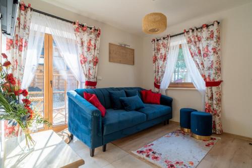 考斯赛力克Smrekowy Domek的客厅设有蓝色的沙发,配有窗户