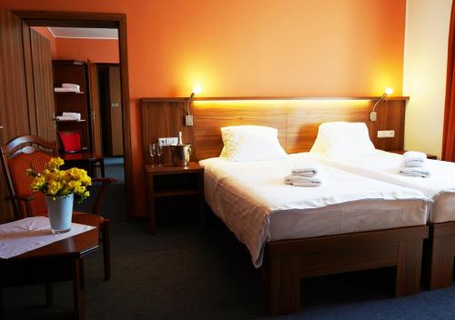 兹林平衡旅途酒店的酒店客房,配有带两条毛巾的床
