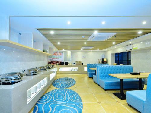 深圳维也纳智好酒店 (深圳中英街店)的一个带蓝色椅子和桌子的大厨房