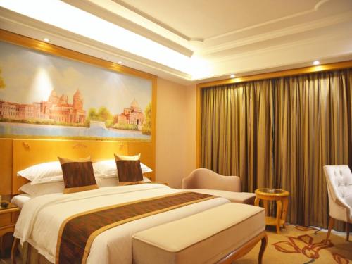 宣州区维也纳国际酒店安徽宣城花园店的一间设有大床和窗户的酒店客房
