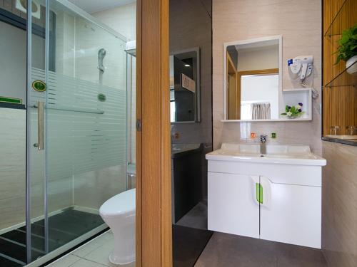 惠州维也纳国际公寓惠州大亚湾世纪城店的带淋浴、盥洗盆和卫生间的浴室