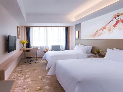 深圳维也纳酒店深圳华强北店的酒店客房设有两张床和电视。
