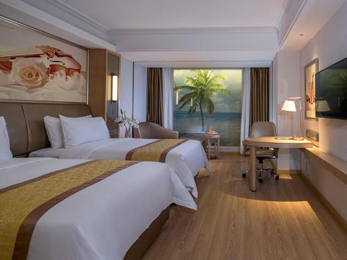 上海维也纳国际酒店 (上海金沙江路长风公园店)的酒店客房配有两张床和一张书桌