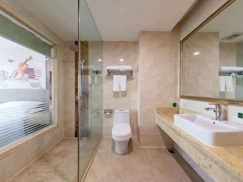 宝安维也纳酒店深圳松岗沙江路店的浴室配有卫生间、盥洗盆和淋浴。