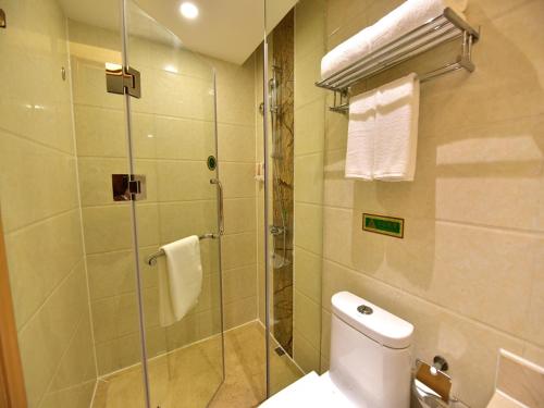 西宁维也纳酒店青海西宁胜利路店的带淋浴、卫生间和玻璃淋浴间的浴室