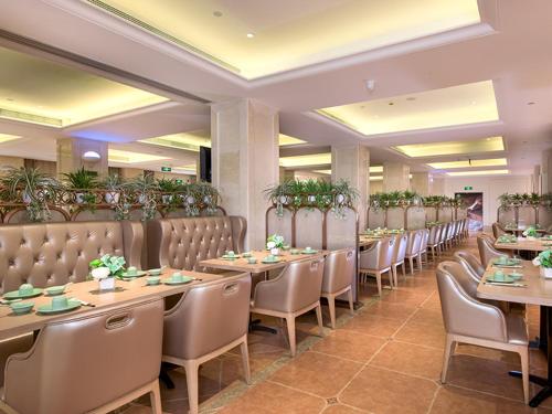 上海维也纳国际酒店 (上海金沙江路长风公园店)的餐厅里一排桌椅
