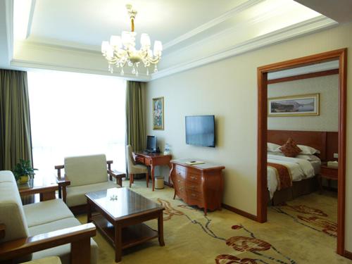 平凉维也纳智好酒店崆峒大道店的酒店客房设有床和客厅。