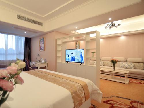 桂林维也纳酒店广西桂林站店的配有一张床和一台平面电视的酒店客房