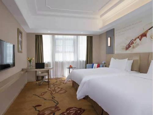 Zhangjiang维也纳国际酒店 (湖南常德桃源龙八店)的酒店客房设有一张大床和一台电视。