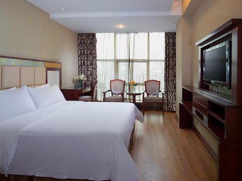 龙岗维也纳酒店（平湖广场店）的酒店客房设有一张大床和一台电视。