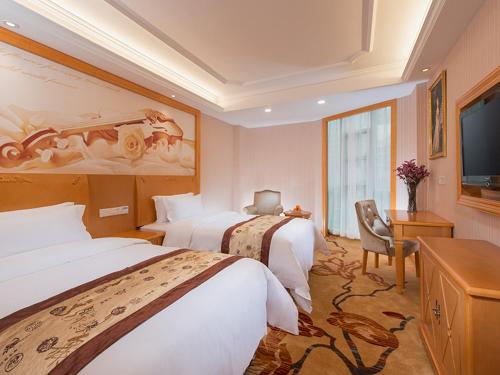 深圳维也纳酒店深圳东门老街店的酒店客房设有两张床和一台平面电视。