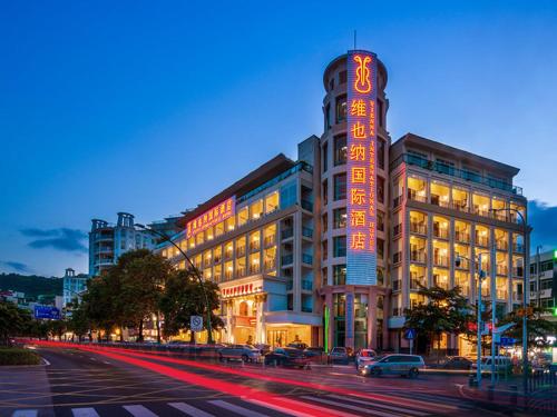 深圳维也纳国际酒店深圳大梅沙店的建筑的侧面有 ⁇ 虹灯标志