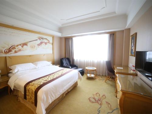 上海维也纳国际酒店上海浦江店的配有一张床和一台平面电视的酒店客房