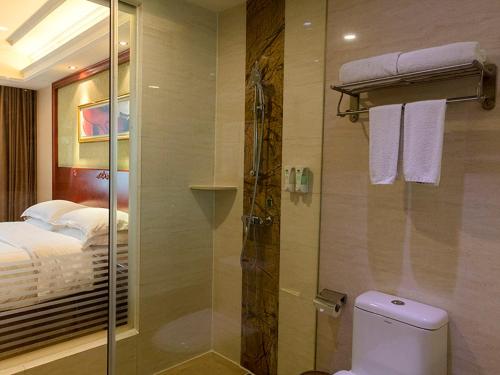 佛山维也纳酒店佛山季华路店的带淋浴和卫生间的浴室以及1张床。