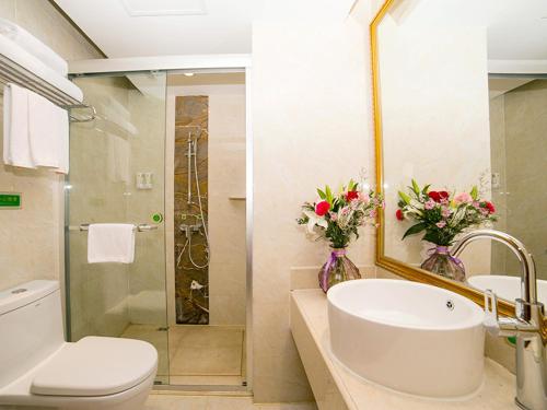烟台维也纳酒店山东烟台金沙滩泰山路店的一间带水槽、卫生间和淋浴的浴室