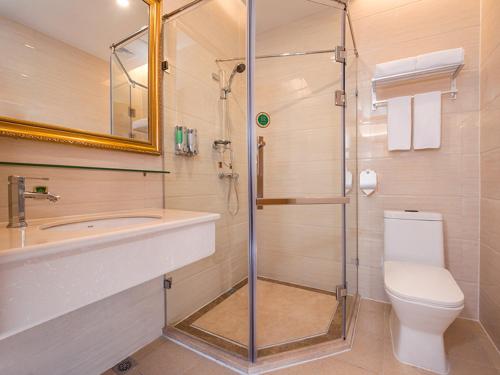 深圳维也纳酒店深圳东门老街店的带淋浴、卫生间和盥洗盆的浴室