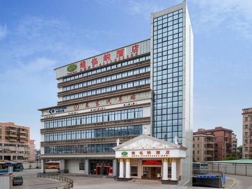 龙岗维也纳酒店深圳龙岗龙东店的一座大建筑,上面有标志