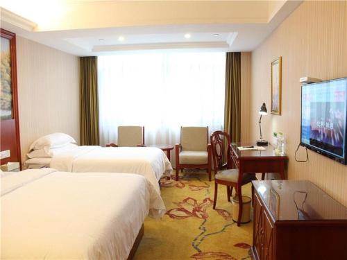 宁波维也纳国际店宁波环城南路店的酒店客房设有两张床和一台平面电视。