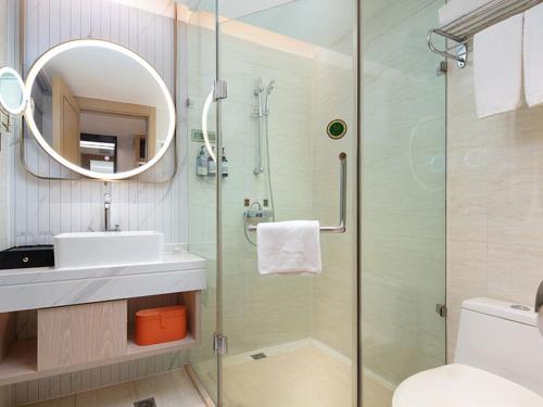 长沙维也纳国际店长沙芙蓉广场店的带淋浴、盥洗盆和镜子的浴室